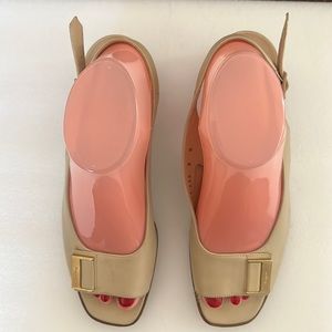 Leather with goldstone hardware-beige Ferragamo-Italy 8B